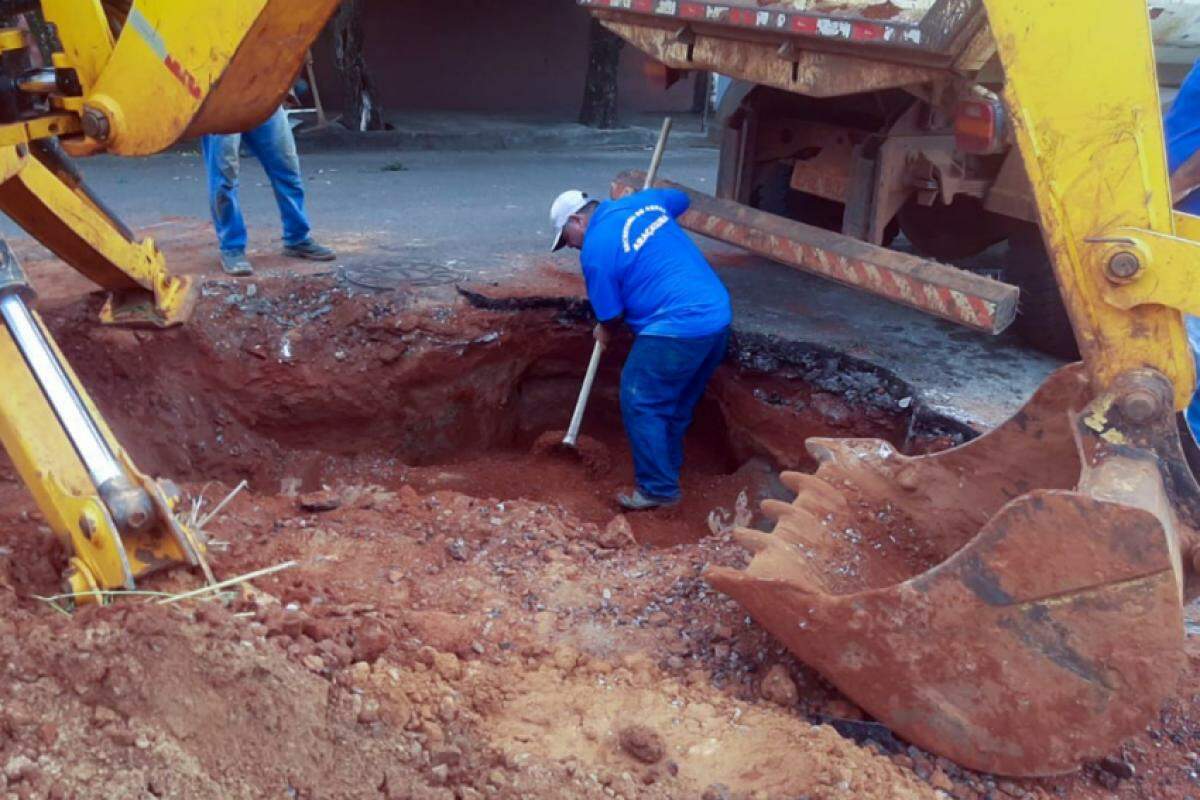 Manutenção da tubulação de água pluvial na rua Marquês de Abrantes