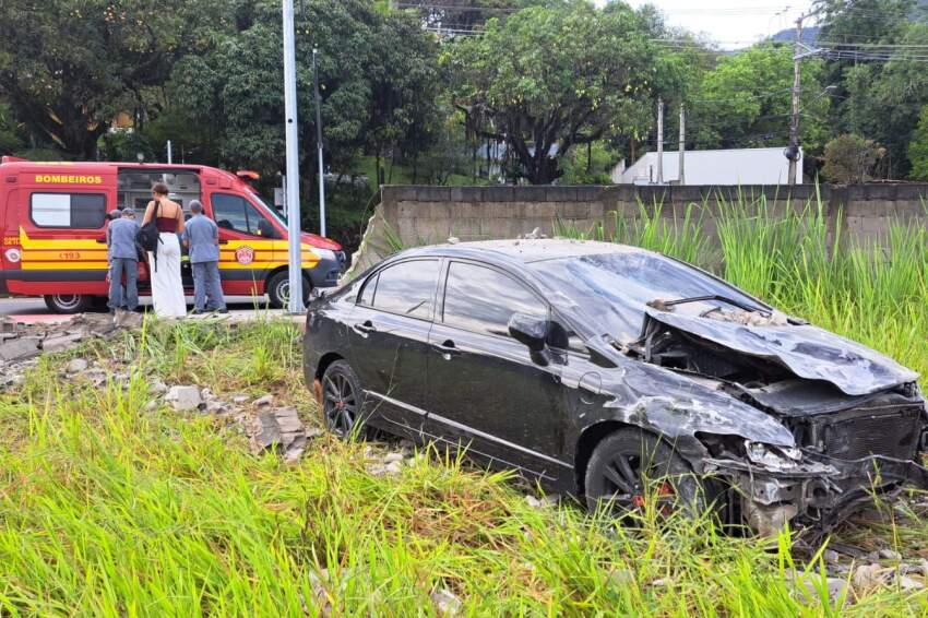 Carro da vítima ficou com a parte dianteira toda destruída