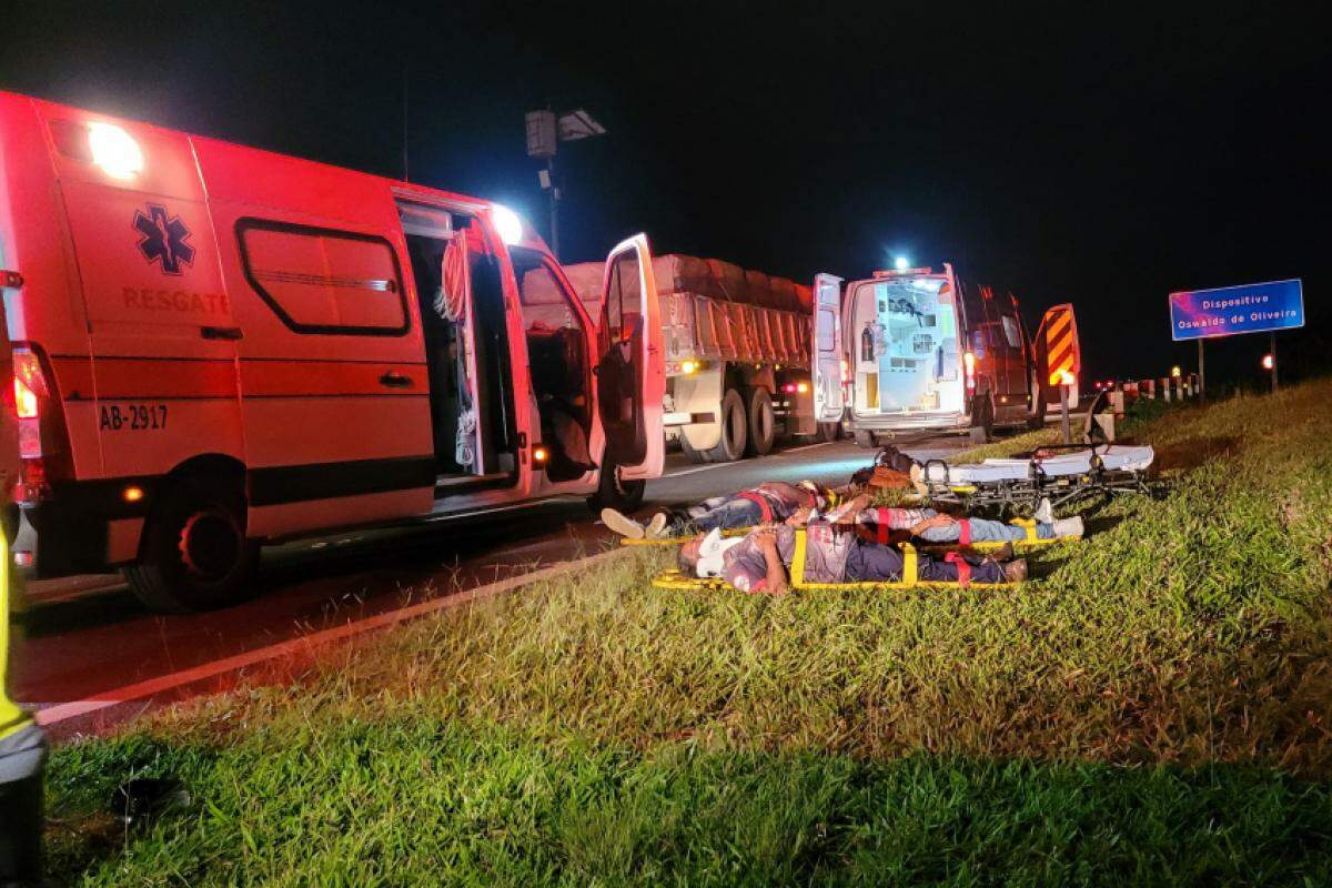 O acidente ocorreu na rodovia Ronan Rocha, em Patrocínio Paulista, envolvendo um carro e uma carreta carregada com cimento