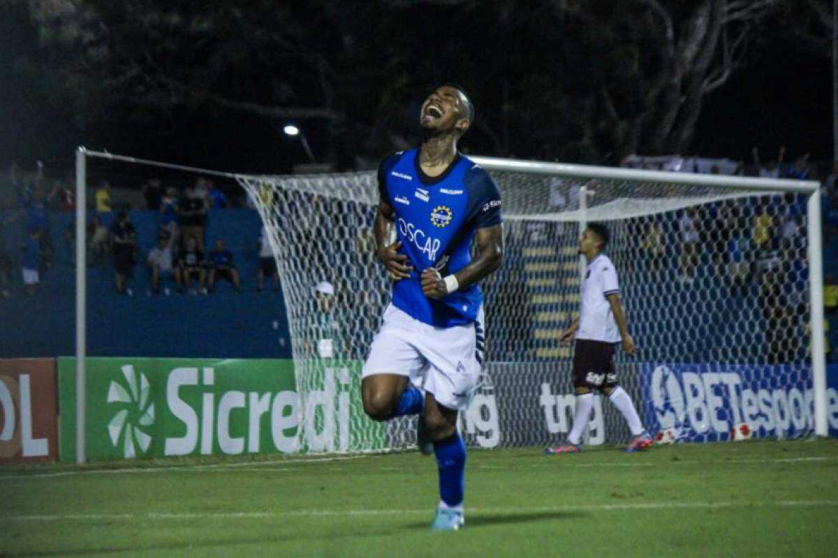 O jogador Matheus Serafim comemora gol pelo São José