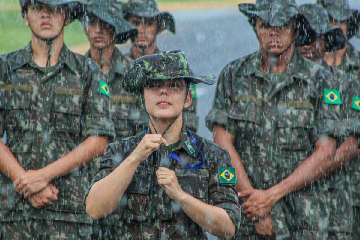 A alta demanda nos primeiros dias reflete o crescente interesse das mulheres em participar ativamente da defesa do país, diz o Exército.