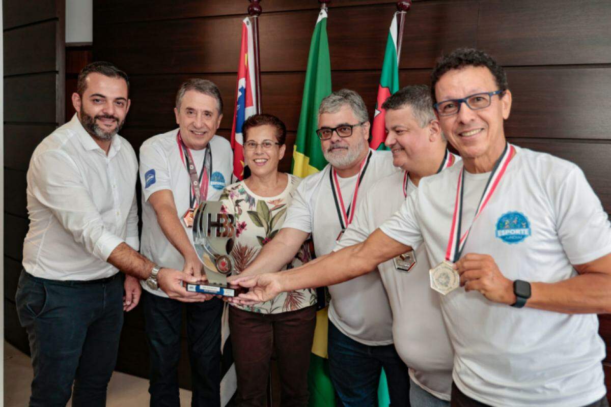 A equipe de tiro esportivo, que ganhou prata nos Jogos Abertos, foi recebida pelo prefeito, Gustavo Martinelli, e pela gestora de Esportes, Rita Orsi