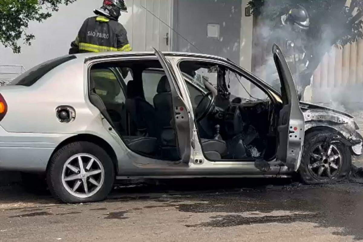 Carro destruído após incêndio no Jardim Santa Mônica, zona leste de Franca; fogo foi controlado pelos bombeiros