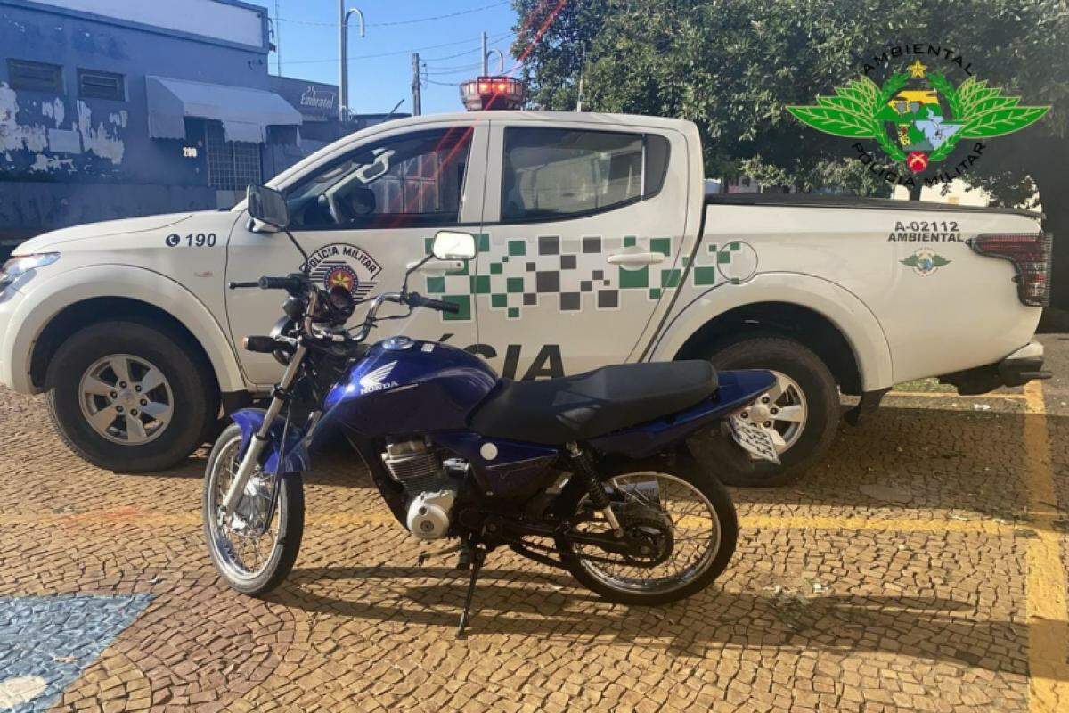 A moto foi apreendida pela polícia