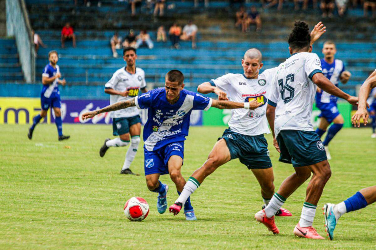 Lance do jogo entre Taubaté e Inter de Minas