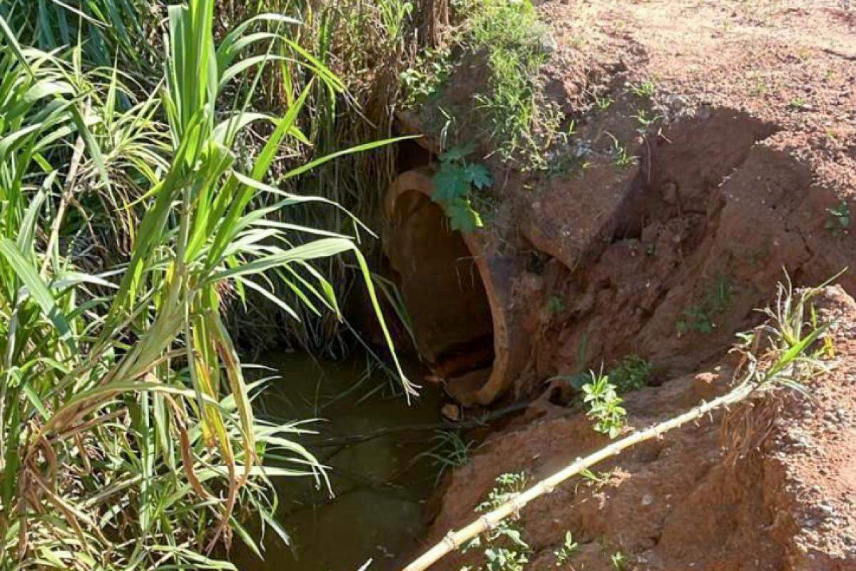 Tubulação de água pluvial na estrada da Água Limpa estava danificada