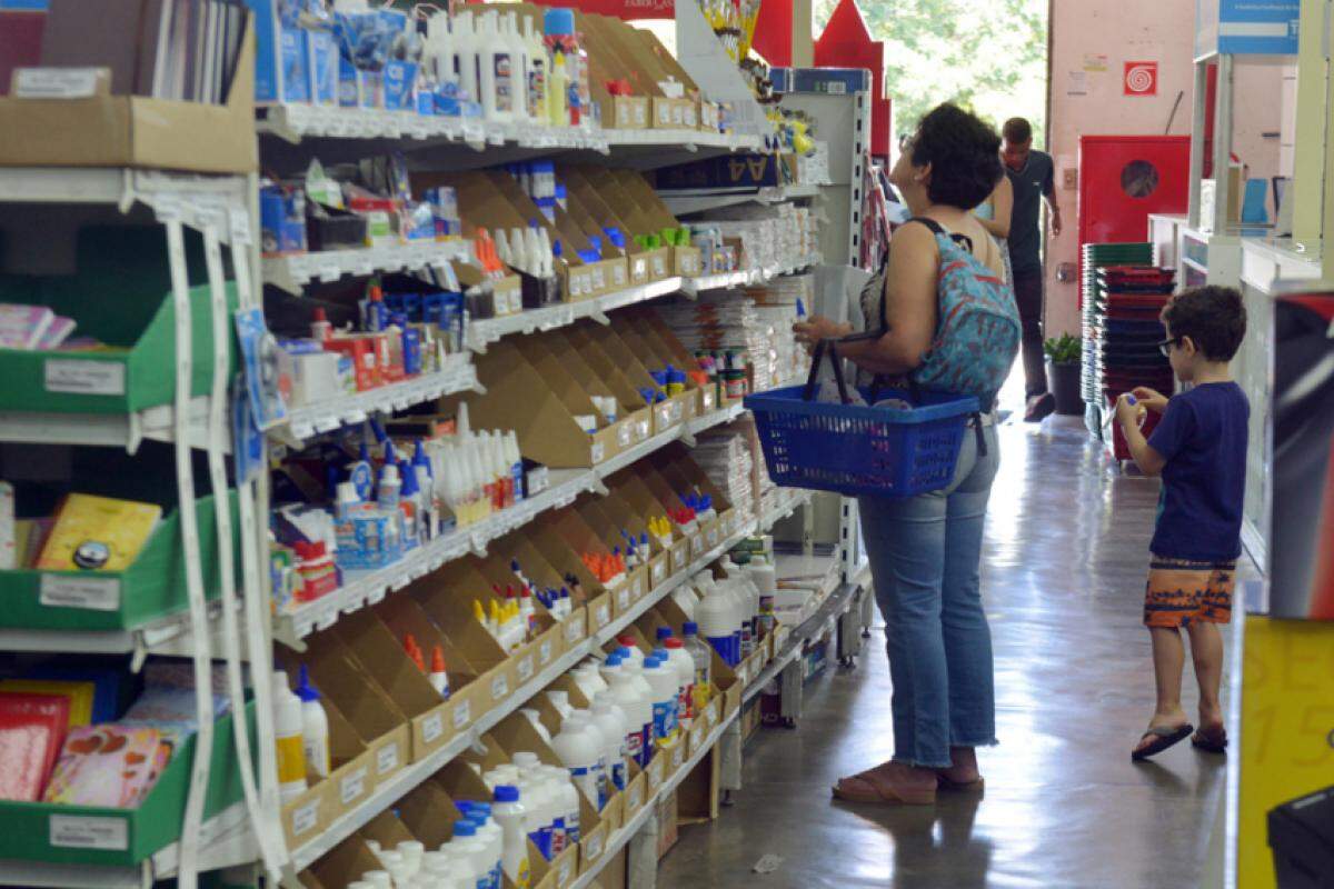 Mães e pais devem pesquisar preços antes de fazer as compras