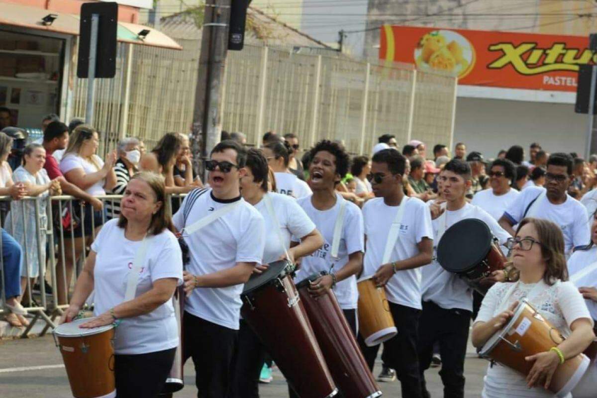 Alunos do CEI durante desfile cívico em Franca