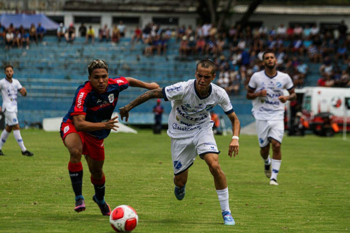 Lance do jogo entre Taubaté e Marcílio Dias no sábado