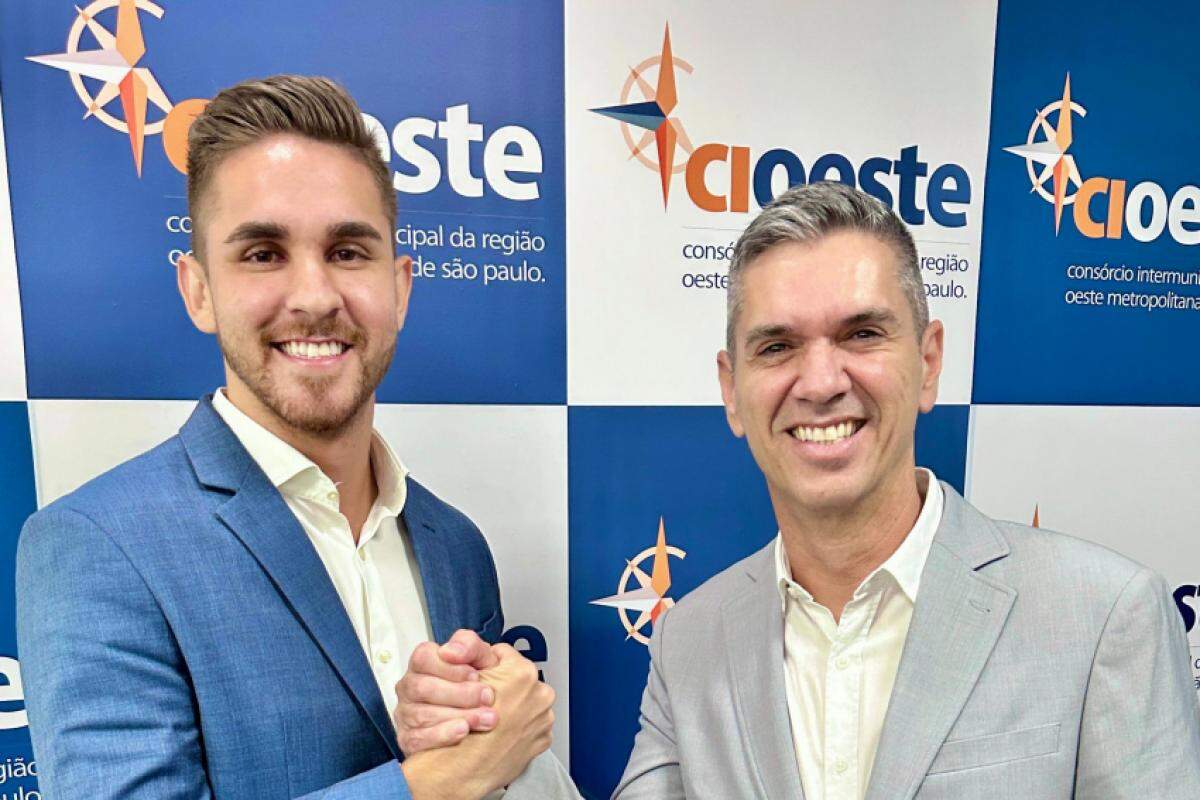 O prefeito de Cajamar, Kauan Berto, ao lado do prefeito de São Roque, Guto Issa