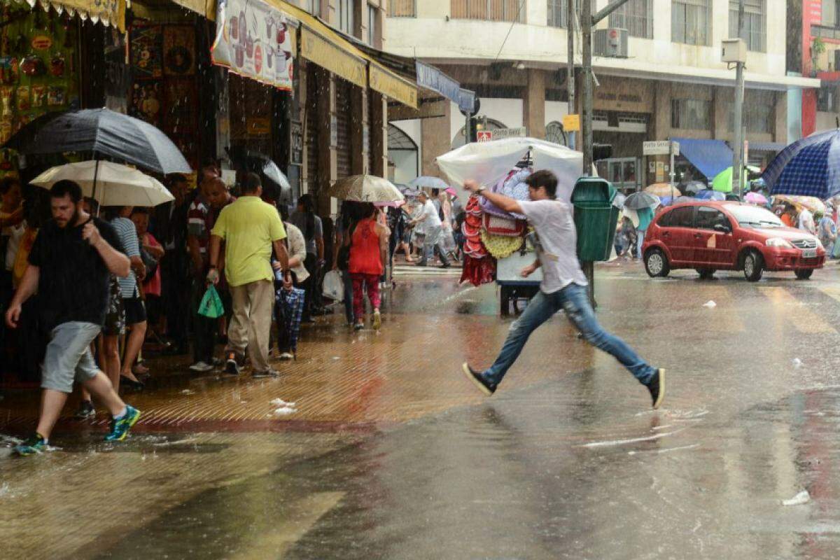 À tarde, as pancadas de chuva podem ser de até forte intensidade.