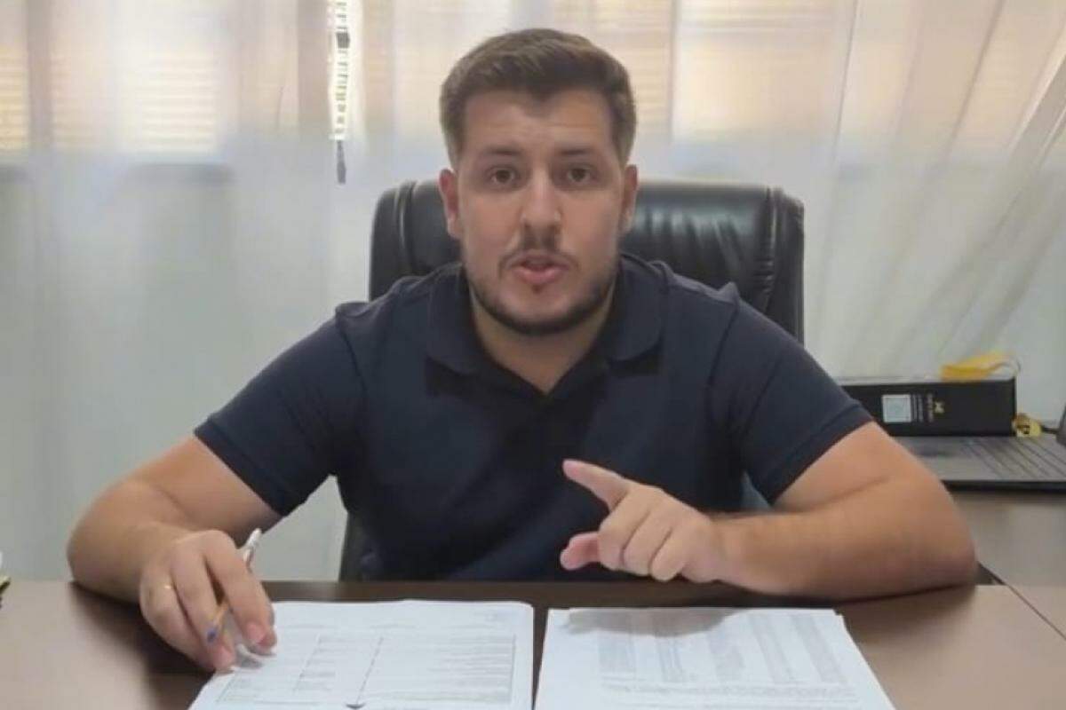 Felipe Talvani durante pronunciamento sobre situação das contas da Prefeitura