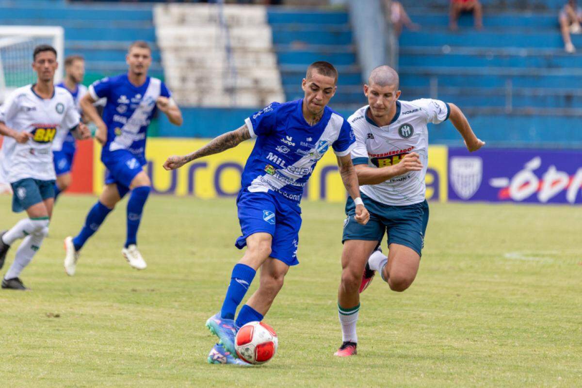 Lance do jogo entre Taubaté e Inter de Minas