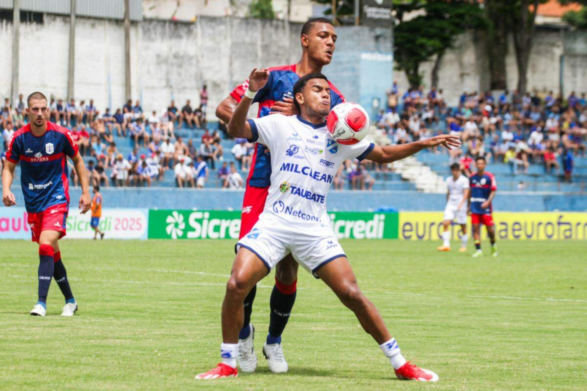 Lance do jogo entre Taubaté x Marcílio Dias x Taubaté