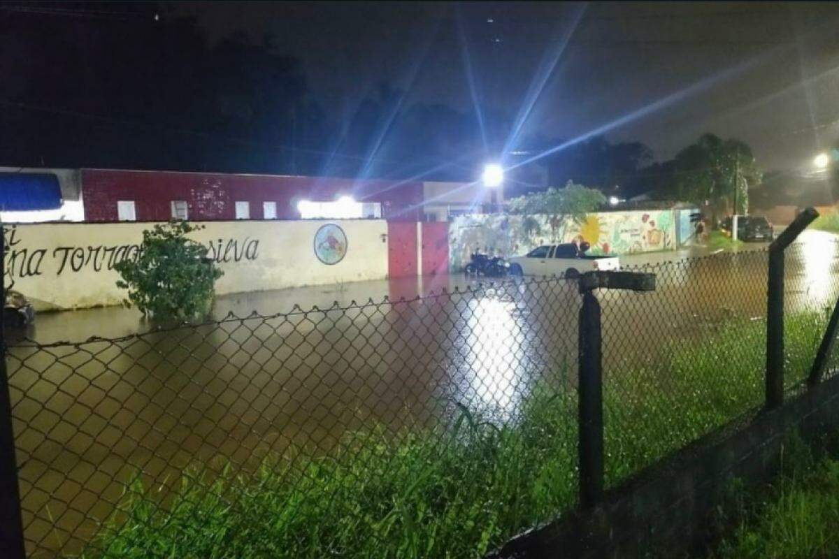 Rua alagada em Ubatuba