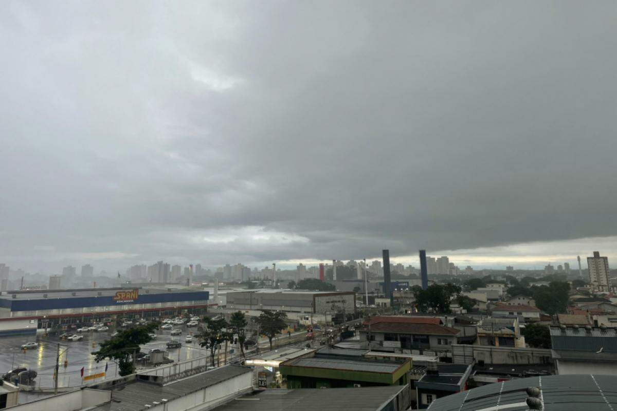 Chove em São José dos Campos