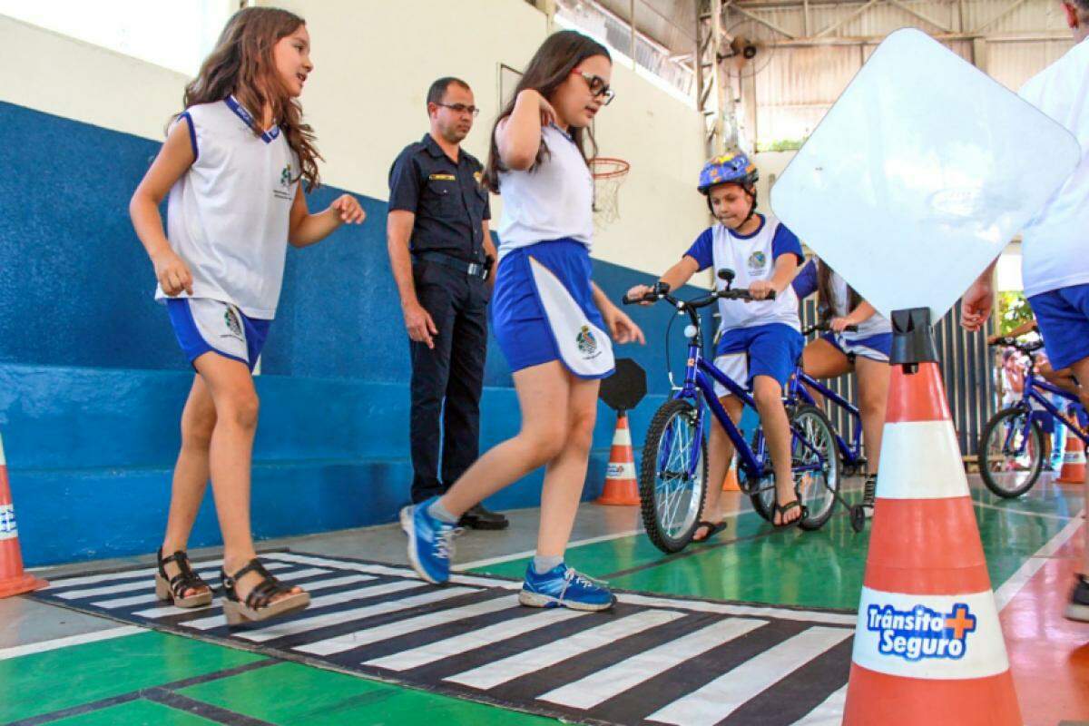 Atividades realizadas com criança em EMEB