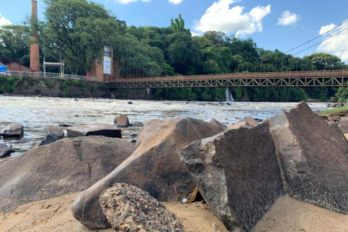 Pedras ressurgem às margens do rio