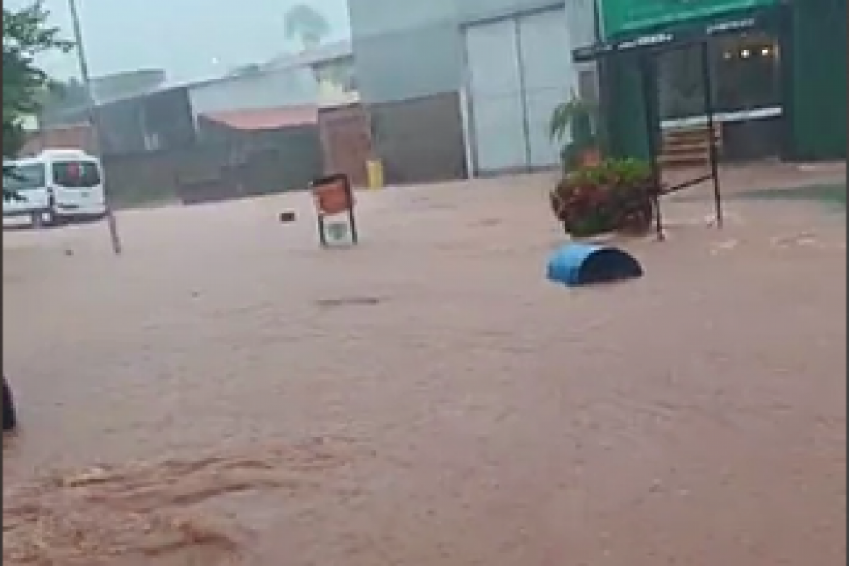 Vias da cidade estão completamente alagadas