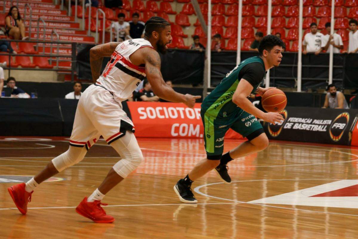 No duelo do 1º turno, ocorrido no ginásio do MorumBis, o Tricolor levou a melhor sobre o Dragão