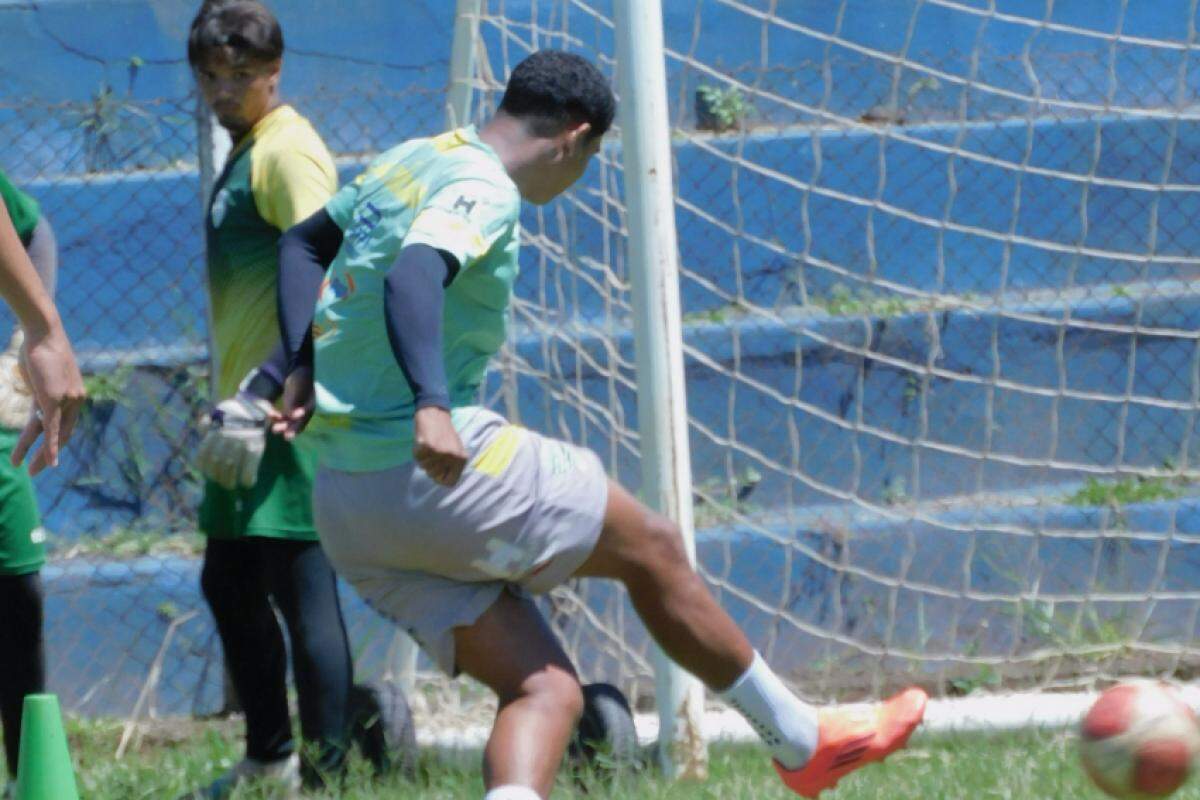 Jogadores durante treino: Francana busca balançar as redes nesta tarde