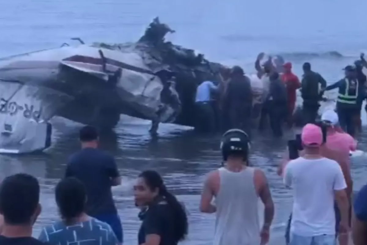 Após o pouso, o avião não conseguiu parar, atravessou o alambrado da Cabeceira 09 e atingiu uma mulher e uma criança na praia.