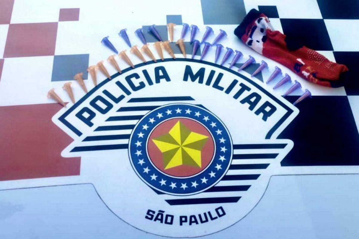 Policiais localizaram uma meia contendo 32 eppendorfs de substância análoga à cocaína