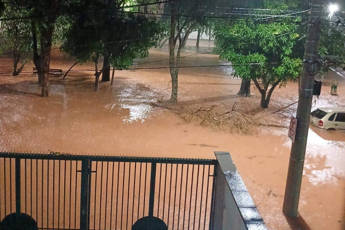 Noite de domingo (29) teve chuvas intensas em Jundiaí, gerando alagamentos