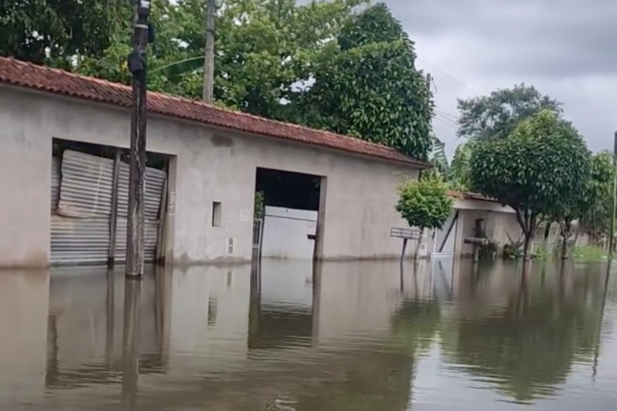 A Defesa Civil de São Paulo informou que Peruíbe acumulou 263 milímetros de chuva nas últimas 24 horas.