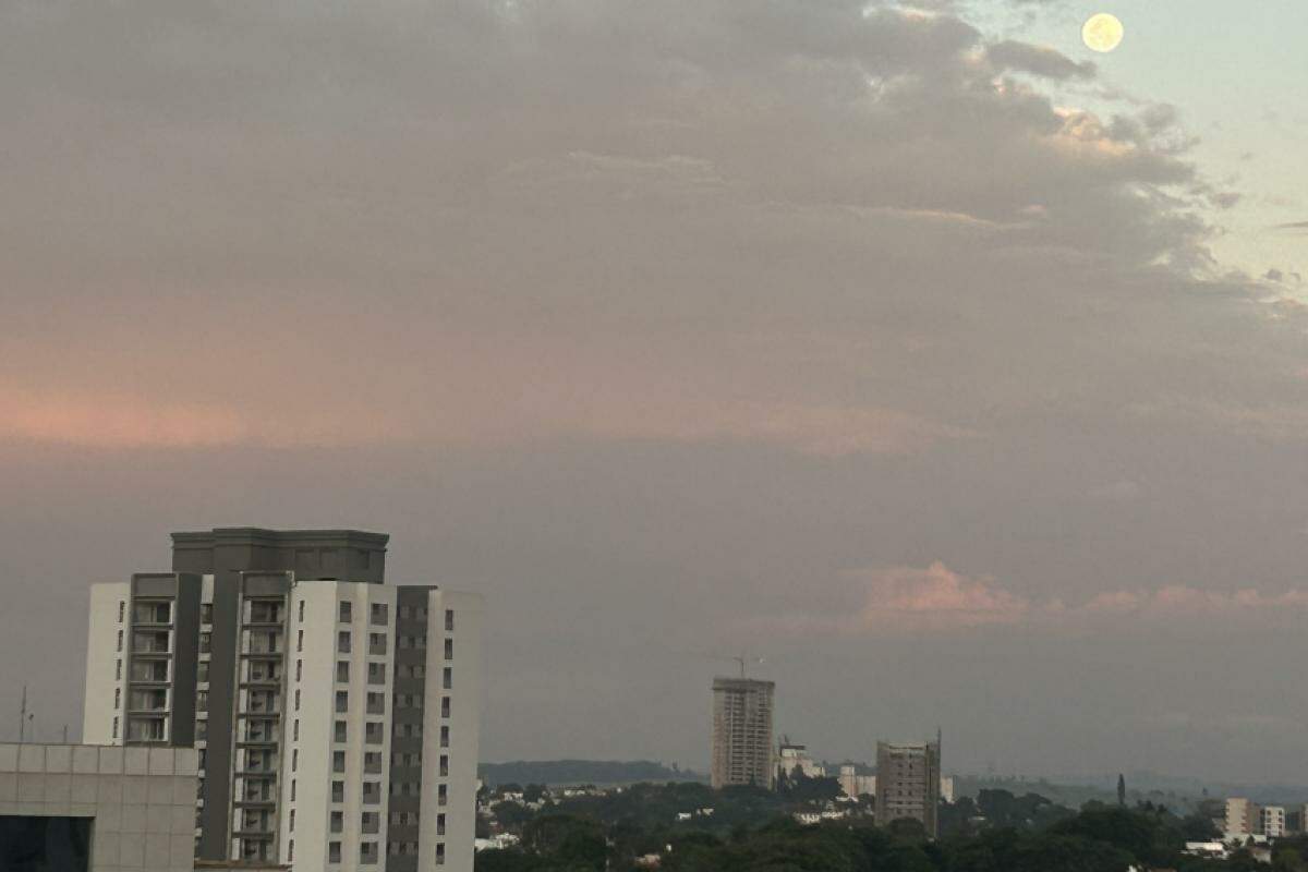 Segundo as previsões, o sol deve aparecer entre nuvens à tarde, mas há possibilidade de pancadas de chuva