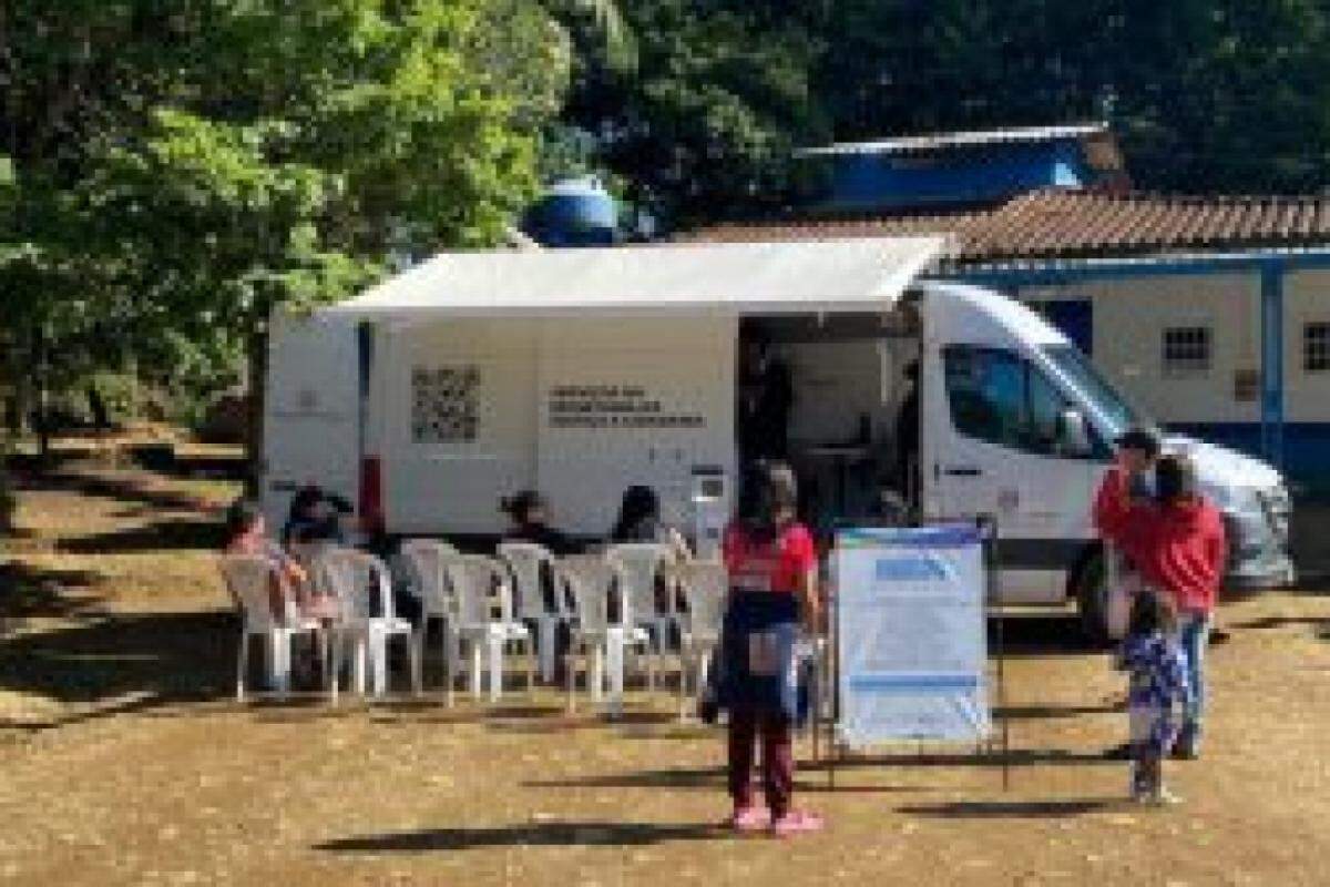 A van do projeto fica em pontos do município e são distribuídas 100 senhas por dia