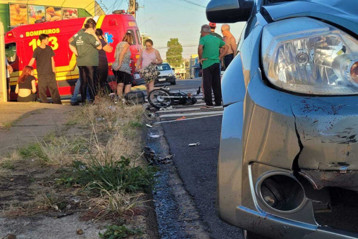 Momento do impacto foi registrado por câmeras; idoso sofreu ferimento grave no pé