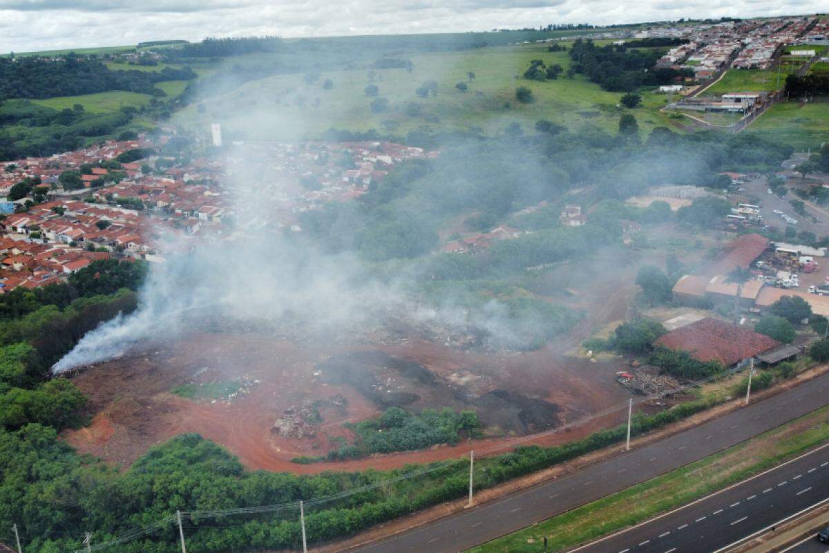 Fumaça decorrente do incêndio podia ser vista de diferentes regiões de Jaú