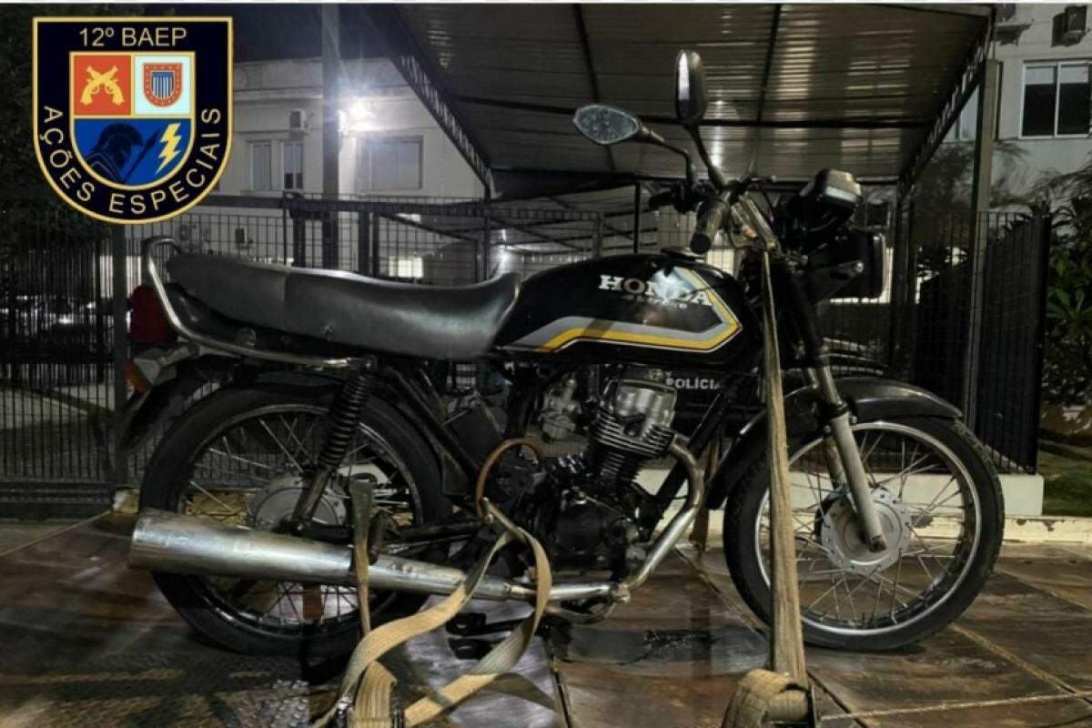 Na verificação da motocicleta, uma Honda CG 125 preta, os policiais constataram adulterações