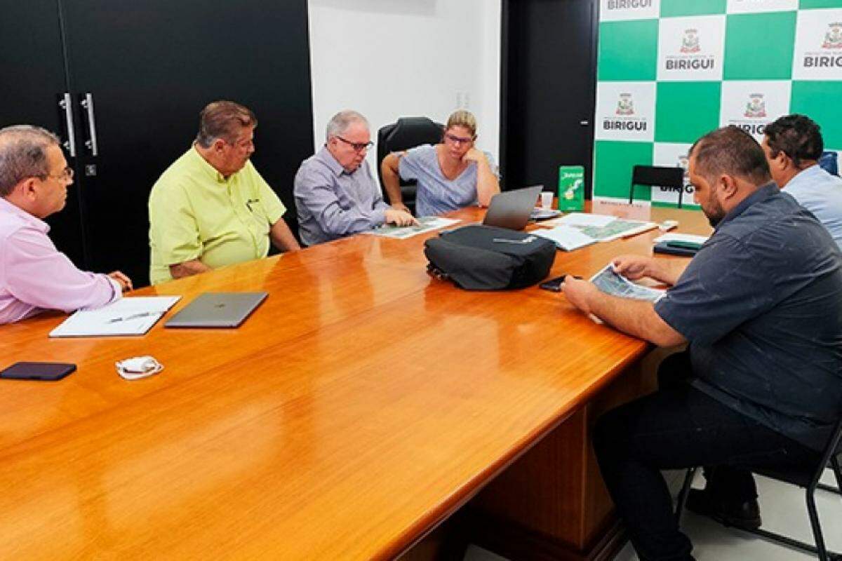 Reunião contou com a presença dos secretários Carlos Farias (Desenvolvimento Econômico) e Wilson Carlos Borini (Governo), entre outros participantes