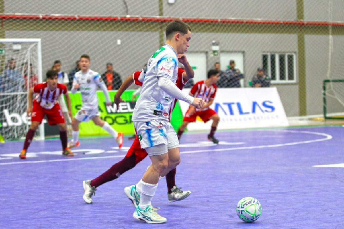 O ala Gui Marinho, novo reforço do São José Futsal