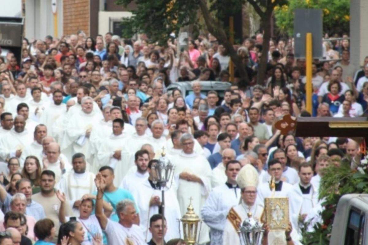 Procissão até a Catedral, após a abertura das comemorações