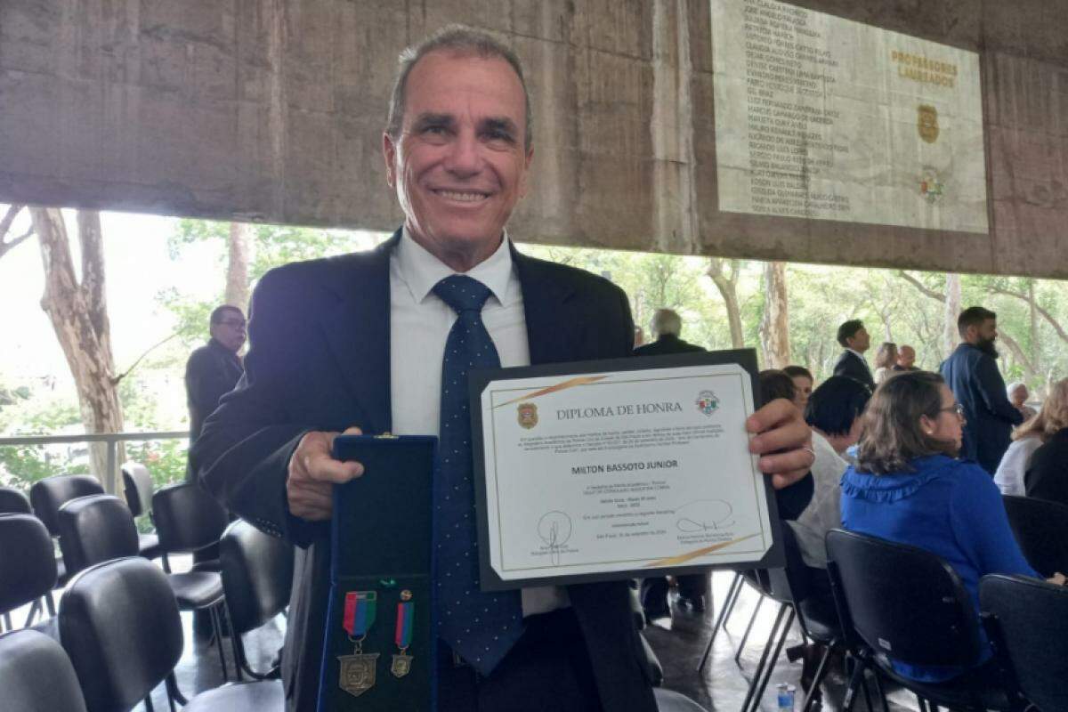 Milton Bassoto recebeu a medalha Coroliano Nogueira Cobra pelos 30 anos de docência