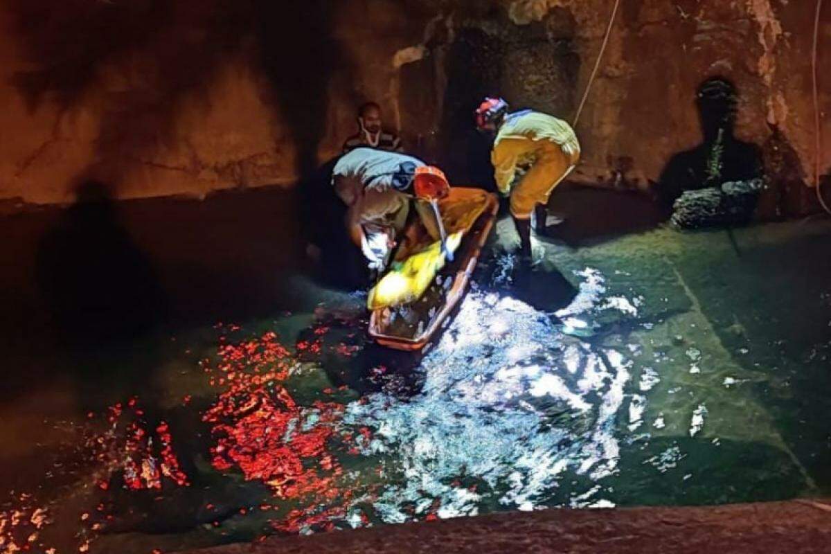 Bombeiros usaram escada, cordas e uma maca cesto no resgate