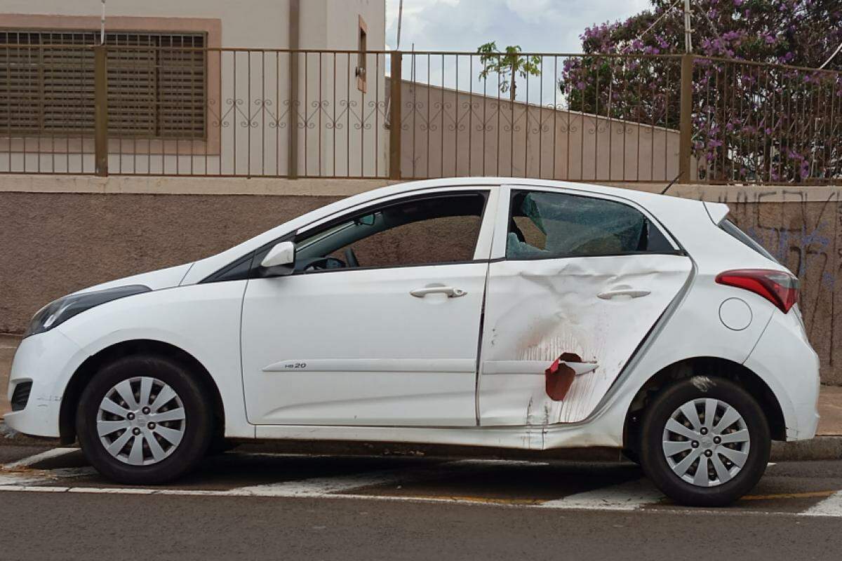 Estado do HB20 após colisão com moto no Parque Progresso