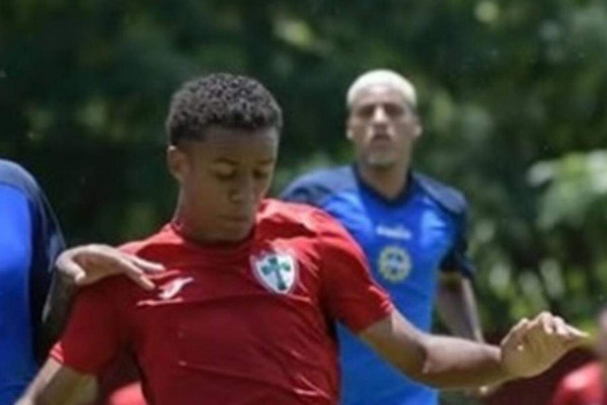 Rodrigo Varanda, ao fundo, durante jogo-treino da Águia contra a Portuguesa