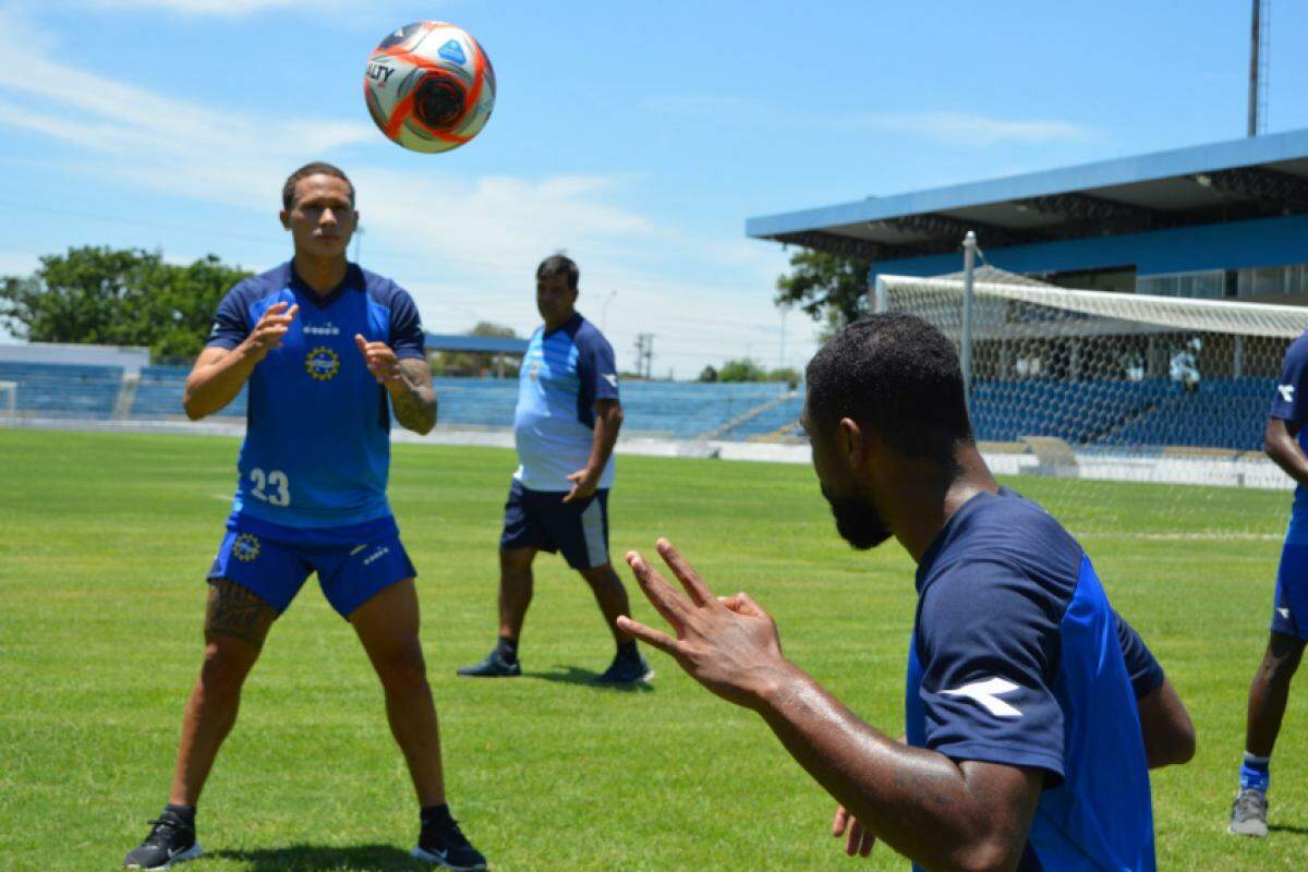 Jogadores do São José durante treino no Martins Pereira