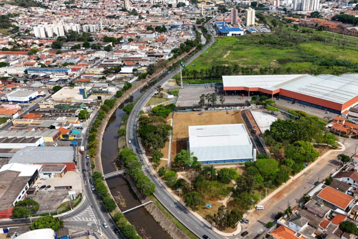 O rio Jundiaí, que corta a cidade, integra a Bacia PCJ