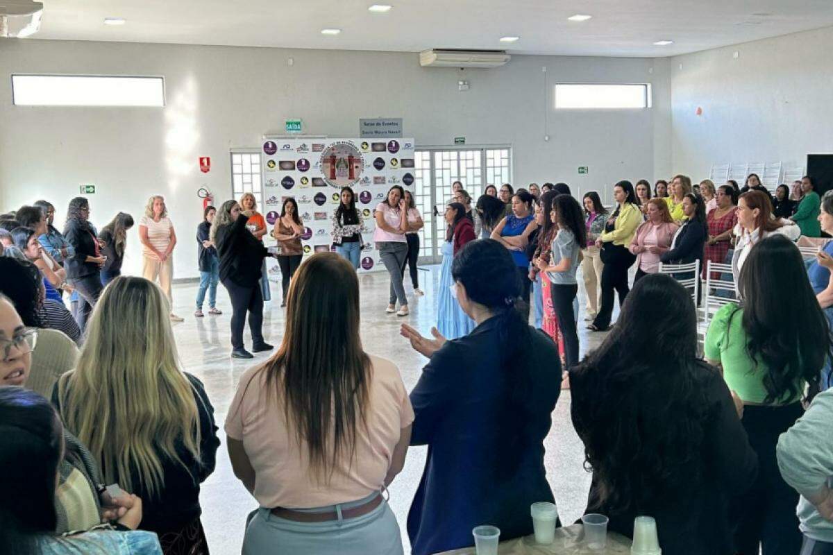 Educadores do Ijepam em reunião