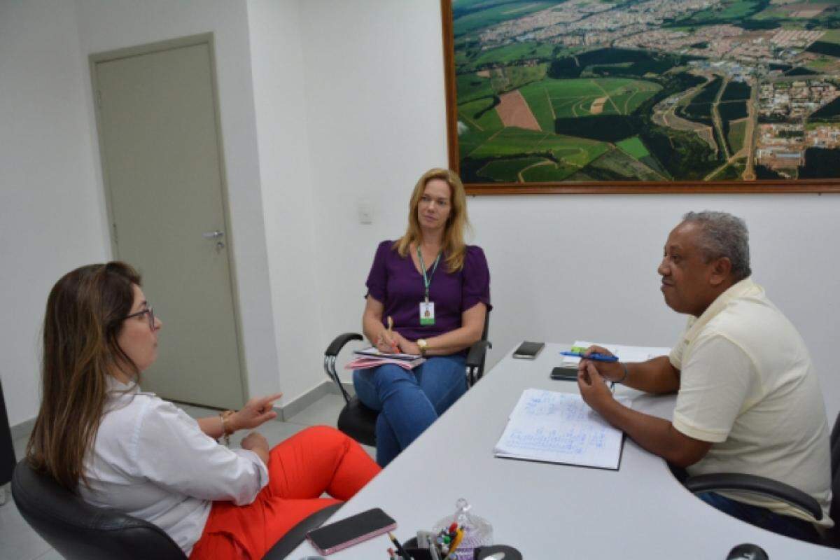 Vice-prefeito Manezinho, com a gerente da Frigol, Camila Lopes da Silva, e a secretária Aline Fogolin