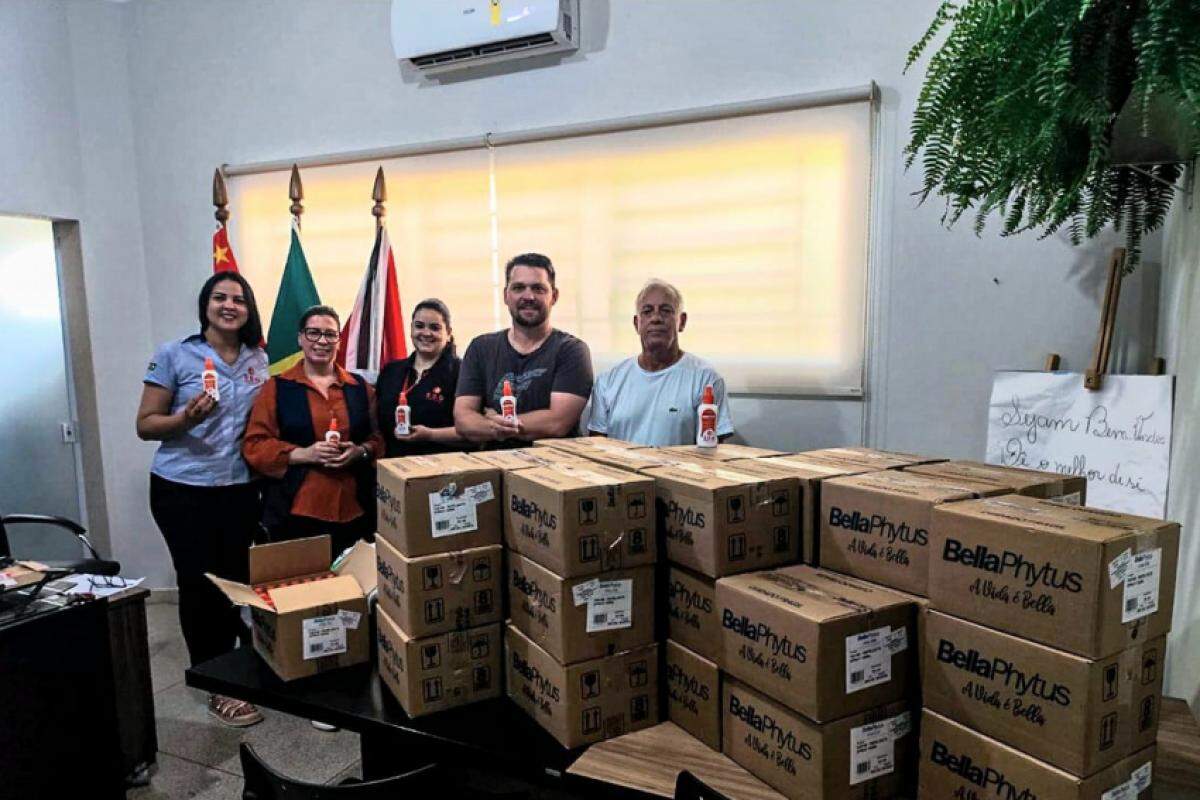 Estiveram presentes para receber as doações o prefeito Chéco, vice-prefeito Cesinha, a secretaria de Saúde, Lucinéia Corrêa, e o chefe de Gabinete, Gabriel Fagá