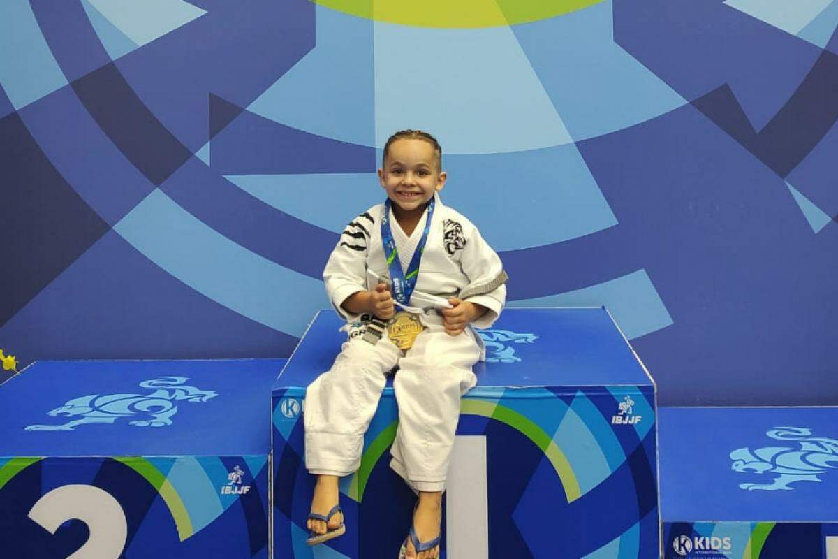 Gabriel com a medalha conquistada no torneio Internacional Kids de Jiu-Jitsu em 2024