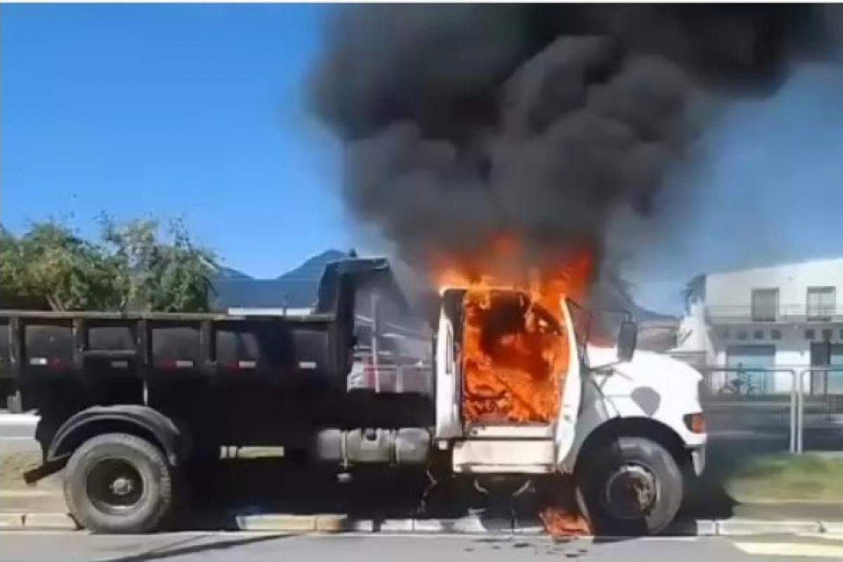 Caminhão pegou fogo na rodovia Rio-Santos