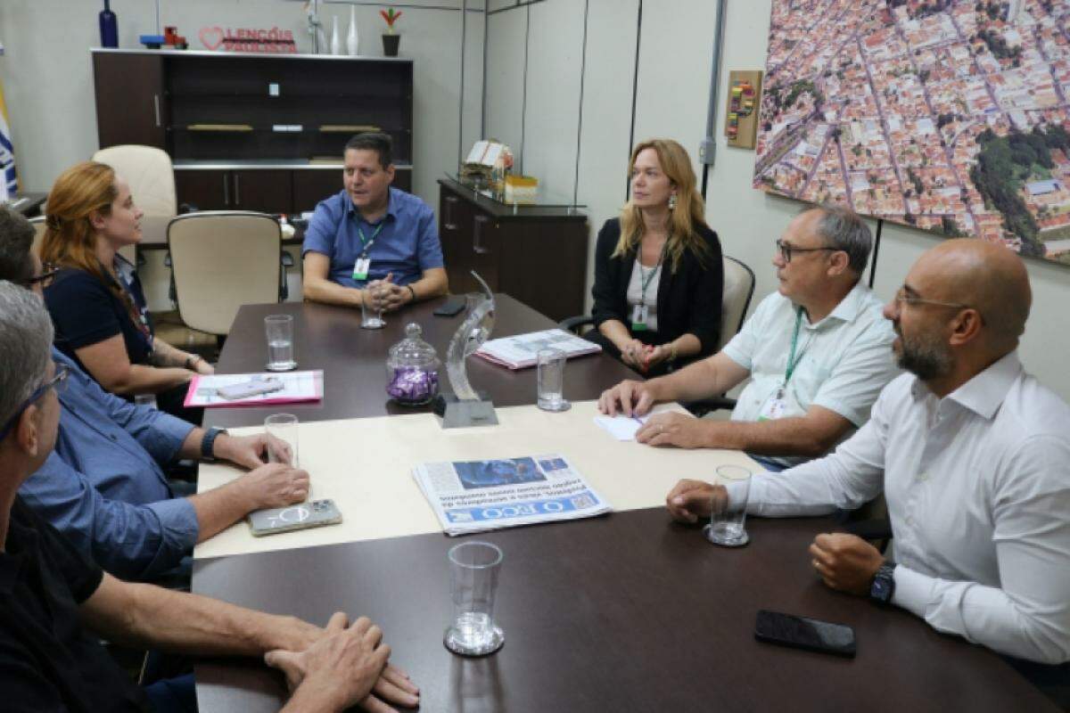 Prefeito André Sasso durante encontro com representantes do Grupo M. Dias Branco