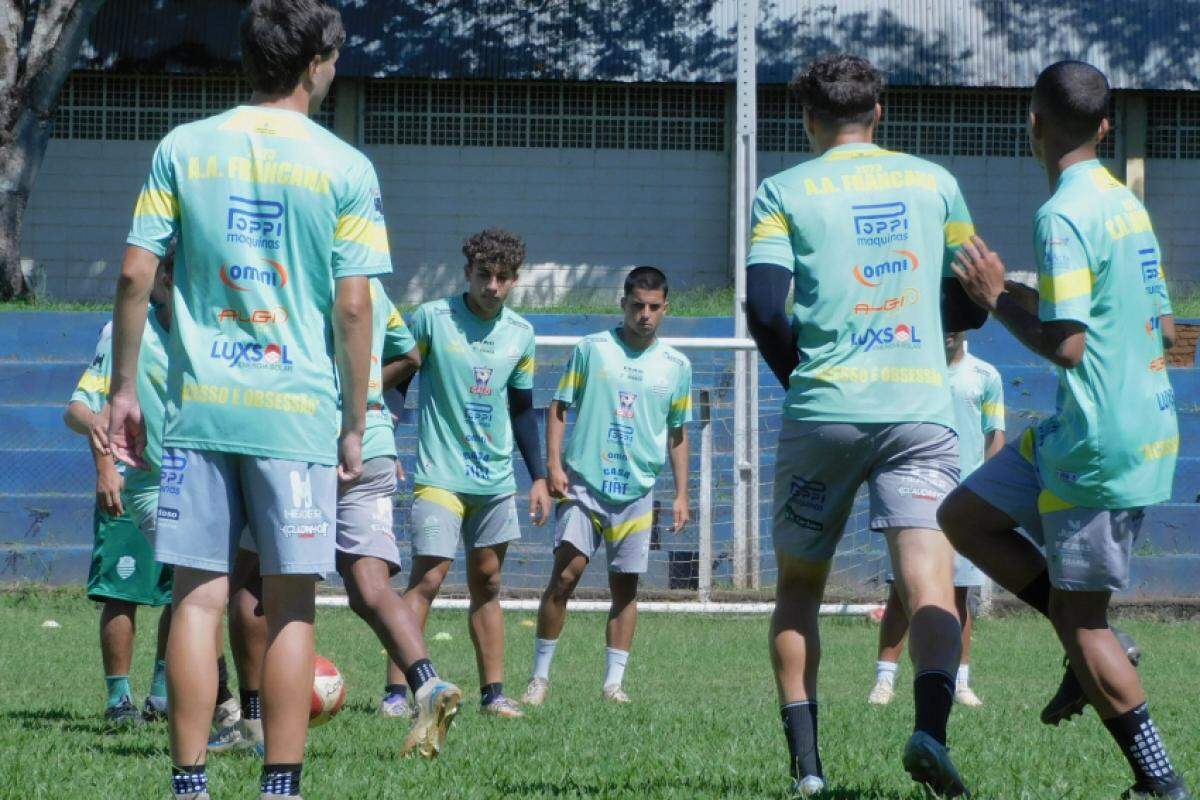 Jogadores da Francana durante treino: time joga nesta noite